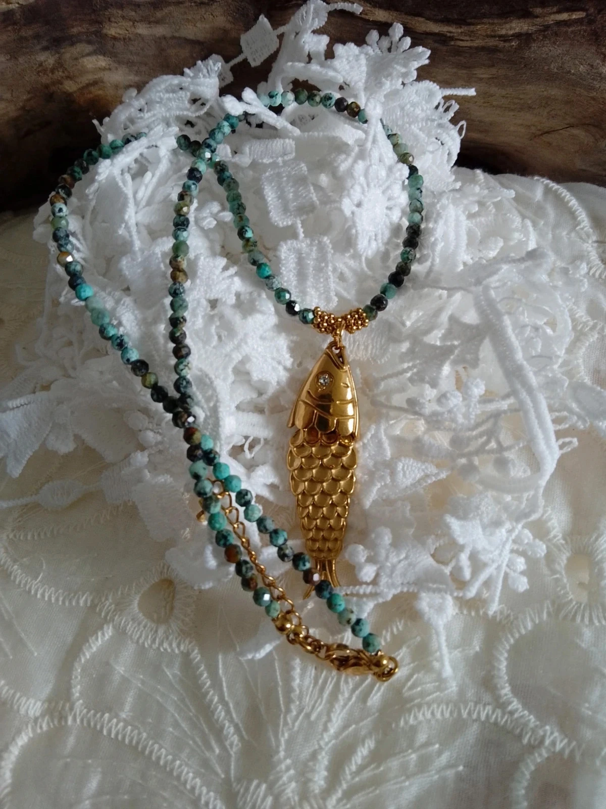 Collar de pez dorado y piedras naturales de turquesa africana – photo 4